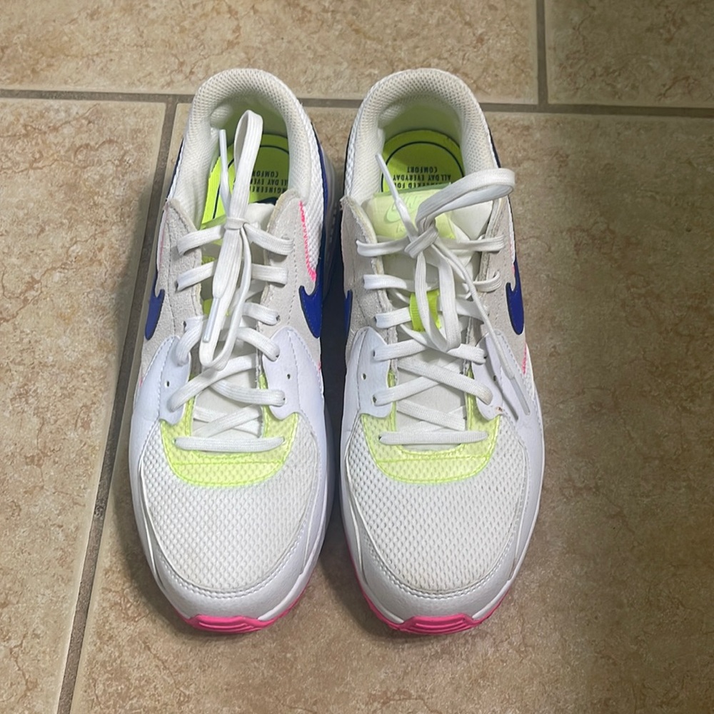 Nike Women's Air Max Excee AMD Trail Running Shoe, White Indigo Burst Pink Blast